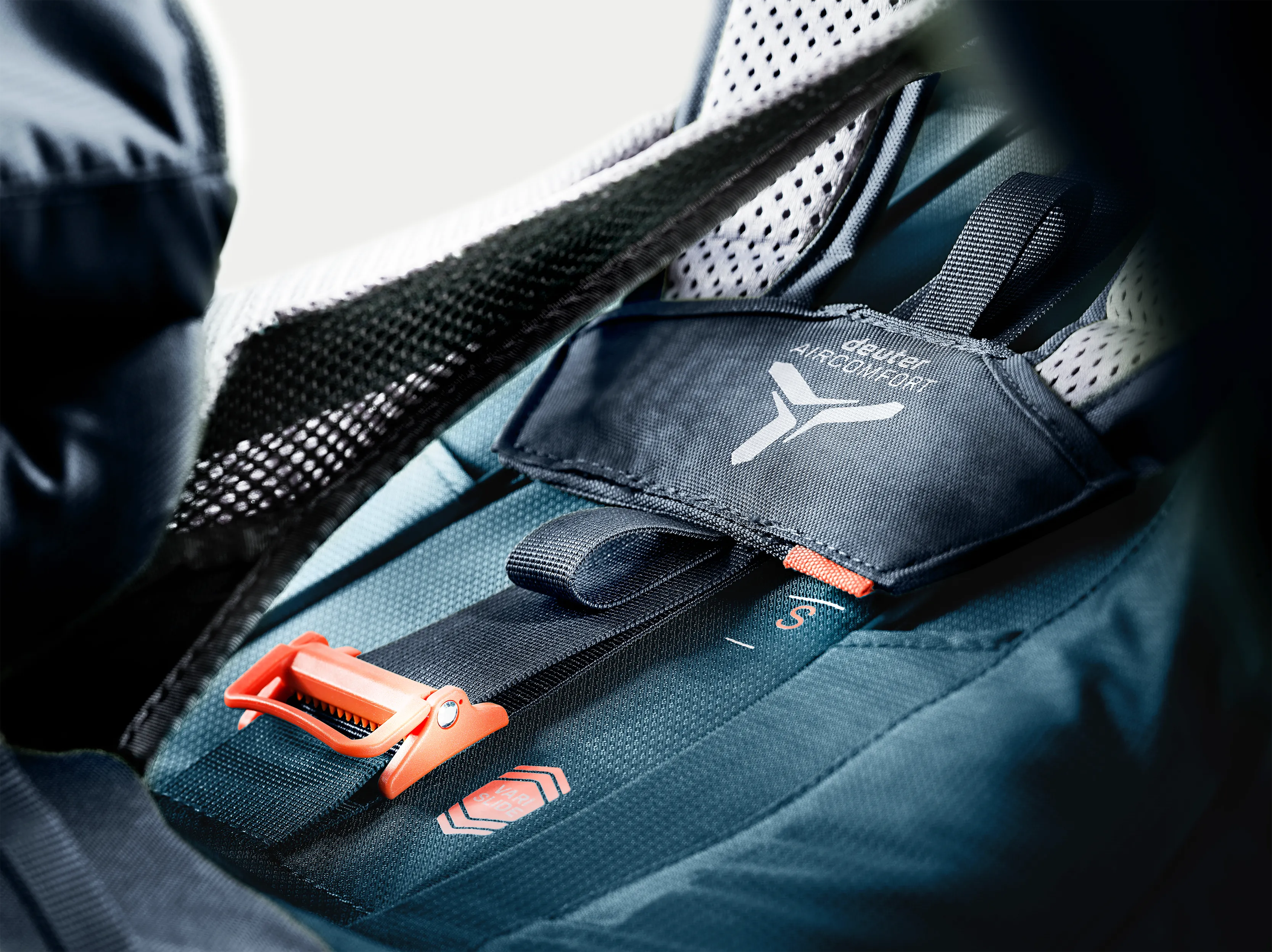 Deuter Men&#x27;s Futura Air Trek 50 10 Atlantic-Ink | Buy Deuter Men&#x27;s Futura Air Trek 50 10 Atlantic-Ink here | Outnorth