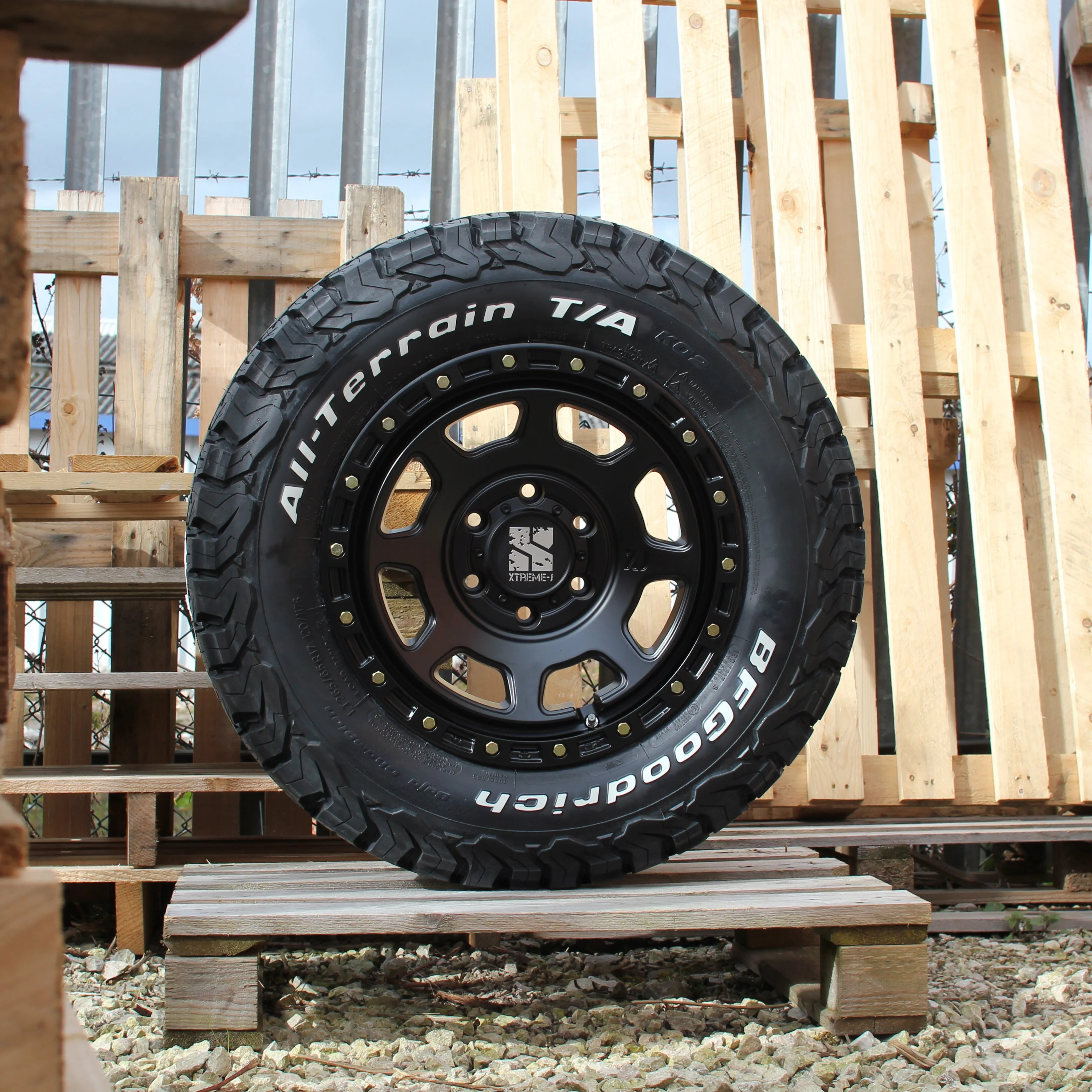 XTREME-J XJ07 17" Wheel & Tyre Package for Toyota Hilux (2016 )